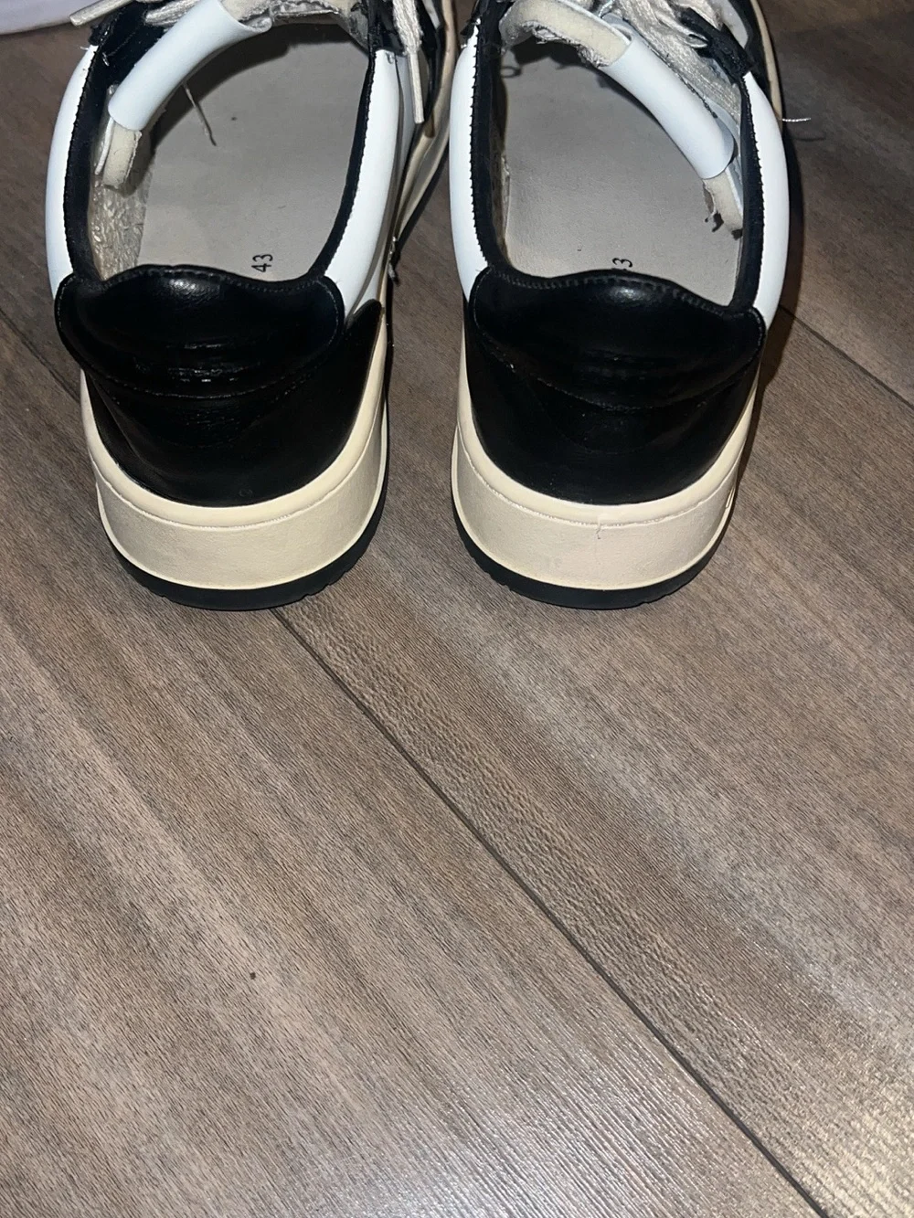 Autry Mens White & Black Low-Top Leather Sneakers